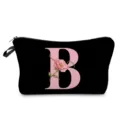 Vista detallada del neceser negro con una elegante letra B de color rosa y un diseño floral. - Estilo Letras B Flores Rosas Fondo Negro