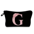Bolso cosmetico negro con letra G floral rosa, diseno ligero y practico para viaje. - Estilo Letras G Flores Rosas Fondo Negro