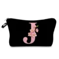 Vista detallada del neceser negro con letra J rosa y diseño estampado de flores de cerezo. - Estilo Letras J Flores Rosas Fondo Negro