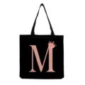 Détail de sac cabas en toile noire avec grande lettre M rose et jolie couronne, pliable. - Style Lettre M (hmk2874)