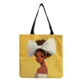 Gros-plan sur le sac cabas en toile élégant avec impression artistique de femme afro-américaine. - Style d'Illustration Exquise Fond Naturel (hmk3509)