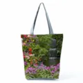 Vue rapprochée du sac cabas imprimé paysage floral montrant les détails du jardin. - Style Paysage Floral Naturel (hl11993)