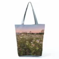 Gros plan sur le détail du sac fourre-tout à imprimé floral avec un charmant champ de fleurs. - Style Floral Paysage Naturel (hl11996)