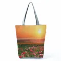 Vue détaillée de l'imprimé floral de coucher de soleil sur le sac fourre-tout décontracté. - Style Floral Lueur du Soir (hl11999)