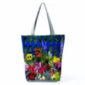 Détail de cabas à imprimé floral montrant un motif de jardin vibrant et des anses grises. - Style Jardin de Clôture Bleue (hl12002)