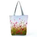 Gros plan du détail du sac cabas à imprimé floral élégant montrant le motif de cosmos. - Style Cosmos Rose (hl12005)