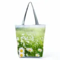 Vue détaillée du sac cabas fourre-tout imprimé marguerites, grand sac à épaule décontracté. - Style Champ de Marguerites et Herbe (hl12009)