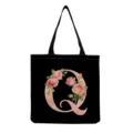 Détail de sac cabas en toile noire avec un superbe motif floral rose aquarelle lettre Q. - Style Lettre Q (hmk2878)
