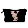 Vista detallada del neceser negro con estampado floral rosa de la letra Y y cremallera práctica. - Estilo Letras Y Flores Rosas Fondo Negro