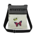 Vista detallada del estampado de mariposas y las cremalleras dobles en este bolso cruzado ligero. - Estilo Estampado Mariposa Colorida Matasellos Vintage (xk1130c)