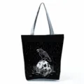 Detailansicht der Gothic Rabe und Totenkopf Print Canvas Tragetasche mit robustem Schultergurt. - Krähe Schedel Regen Muster Stil (hlk2459)