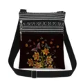 Vista detallada del bolso cruzado con doble cremallera y bordado de mariposas y flores. - Estilo Estampado Bordado Mariposa Floral Base Oscura (xk1548a)