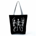 Detailansicht der schwarzen Stofftasche mit einzigartigem weißem tanzenden Skelett-Motiv. - Tanzende Schedel Muster Stil (hlk2461)