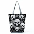 Detailansicht der schwarzen Gothic Tragetasche mit Totenkopf Muster und Rosen Print. - Schedel Rose Muster Stil (hlk2464)