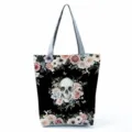 Detailaufnahme der Gothic Totenkopf Blumen Mustertasche, dunkle Ästhetik Handtasche. - Schedel Blumen Kombination Muster Stil (hlk2769)