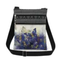 Detalle en primer plano del bolso bandolera con estampado de mariposas azules ajustable. - Estilo Mariposa Azul Oro y Efecto Tinta Salpicada (xk4375)