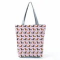 Primo piano dettaglio di borsa shopper spalla tela rosa stampa cani bassotti carini. - Stampa All-over Bassotto Rosa (hl4915)