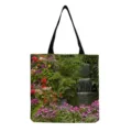 Vista dettagliata della stampa floreale a cascata sulla borsa tote in tela resistente. - Stampa Cascata in Giardino (hm11993)