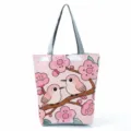 Primer plano de los detalles del bolso tote de lona con estampado de pájaros rosas. - Bolso Tote de Hombro (hlk2793) / Estampado Pájaro Floral Rosa (hlk2793)