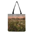Vue détaillée du sac cabas en toile à imprimé paysage floral, montrant le tissu et les motifs. - Imprimé Champ de Fleurs au Crépuscule (hm11996)