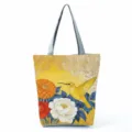 Detailweergave van de shopper met kolibriprint, met levendige bloemmotieven en fijne stof. - Gele Kolibrie Bloemen Scroll (hlk2796)