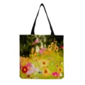 Gros plan détaillé de l'imprimé prairie de fleurs sauvages sur le sac fourre-tout en toile. - Imprimé Prairie de Fleurs Sauvages (hm11997)