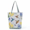 Detail van de aquarel kolibrie print op deze grote tas met ritssluiting, stijlvol en veelzijdig. - Aquarel Kolibrie Bloemen Print (hlk2798)