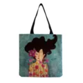 Primo piano del grafico artistico di donna floreale stampato sulla superficie della borsa. - Stile Illustrazione Donna Floreale (hm3241)