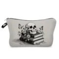 Detailansicht der Kosmetiktasche mit Totenkopf und Rosen, feiner Stoffdruck in Schwarzweiß. - Totenkopf Bücher und Schmetterling (hzk2465)