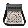 Gros plan du sac bandoulière avec motif de pattes de chat, doubles zips et bandoulière noire. - Style Os de Cœur (xk4392)