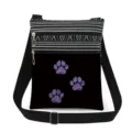 Vue détaillée du sac bandoulière noir avec doubles fermetures éclair et pattes violettes. - Style Dégradé Violet (xk4402)
