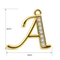 Gouden letter A hanger met sprankelende kubieke zirkonia stenen. Gedetailleerde weergave. - Letter A