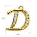 Detailaufnahme des goldenen Buchstaben D Anhängers mit funkelnden Zirkoniasteinen und Maßen. - Buchstabe D (TC255-004-J)