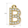 Close-up detail van de gouden letter B hanger met schitterende zirkonia stenen, 13x6mm. - Letter B