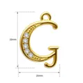 Detailansicht eines funkelnden goldenen Buchstaben-G-Anhängers mit glänzenden Zirkoniasteinen. - Buchstabe G (TC255-001-J)