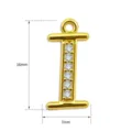 Detailansicht des goldenen Buchstabenanhängers mit funkelnden Zirkoniasteinen und Abmessungen. - Buchstabe I (TC255-001-J)