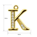 Detailansicht des goldenen Buchstaben K Anhängers mit Zirkonia und genauen Maßangaben. - Buchstabe K (TC255-001-J)