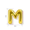 Detailansicht des goldenen Buchstaben M Anhängers mit 8mm Kompaktgröße und glatter Oberfläche. - Buchstabe M (TC255-565-J) / 5 Stück