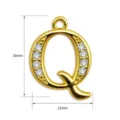 Gold Buchstabe Q Anhänger Nahaufnahme Ansicht mit Mikrofassung Zirkon Steinen und Metalldetails. - Buchstabe Q (TC255-017-J)