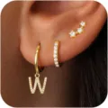 Orecchini pendenti con lettera W in oro e set di orecchini a lobo lucidi da donna. - Lettera W
