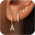 Set orecchini a cerchio con lettera A dorata, piercing cartilagine pavé di zirconi cubici. - Lettera A