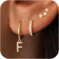 Set di orecchini a cerchio lettera F in oro, variante gioiello con zircone iniziale. - Lettera F