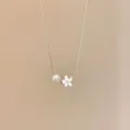 Collana minimalista con catena argentata, perla bianca e grazioso ciondolo a fiore. - 12# Collana-Argento