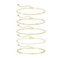 Set de cinco pulseras doradas en capas con varios diseños de cadena, perlas y brillos. - Set de pulseras apilables / Paquete de 5 piezas / Dorado