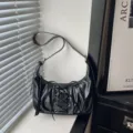 Sac bandoulière hobo en cuir vernis noir pour femme, sac à main tendance avec lacets froncés - Noir