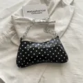 Bolso de hombro de charol con lunares blancos y negros, cadena metálica plateada, elegante. - Sin colgante / Negro