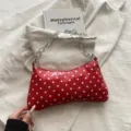 Bolso de hombro de charol rojo con lunares blancos y cadena plateada para mujer. - Sin colgante / Rojo