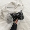 Bolso de hombro de charol negro con lunares, lazo de encaje y cadena para mujer - Con Colgante de Encaje / Negro