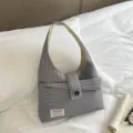 Graue karierte Hobo-Umhängetasche lässige Tasche mit Knopf-Vorderentasche und Stoffgriff. - Grau