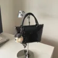 Elegante bolso de mano de cuero negro para mujer, bolso cruzado casual con lindo colgante. - Con Colgante / Negro